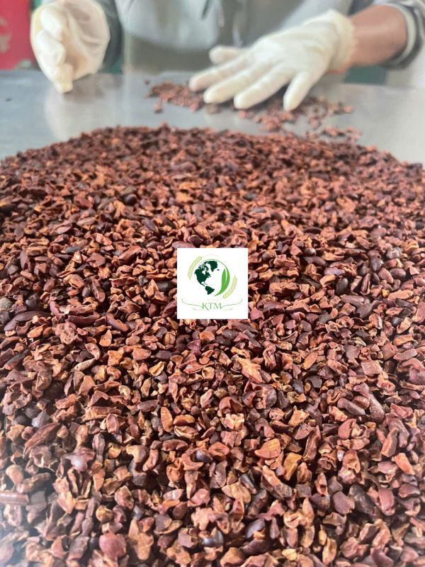 Premium Cocoa Nibs in Bakery and Confectionery: Flavor Profiles, Texture, and Sourcing